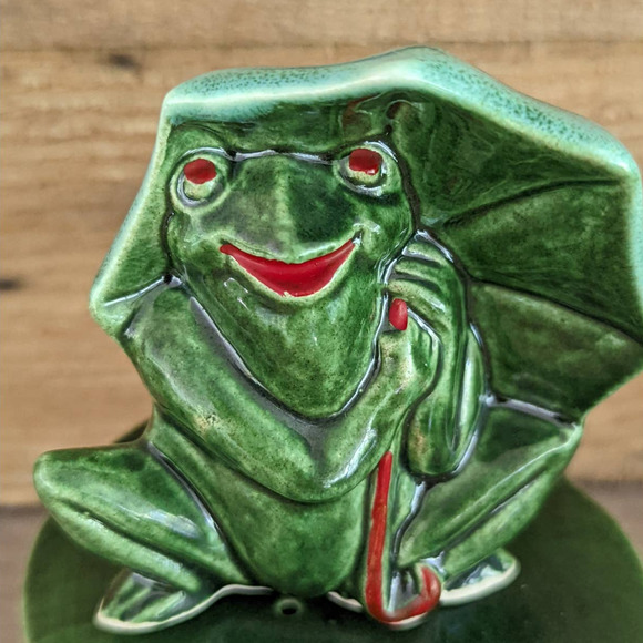 Vintage Frog on Lilypad Salt and Pepper Shaker Set - Picture 4 of 10